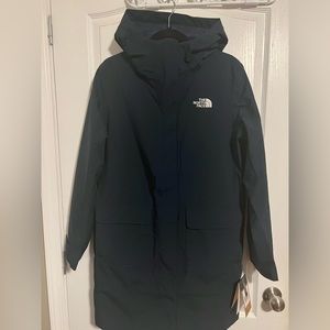 Womens North Face Rain Parka II in navy. Size L - NWT
